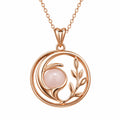 Collana Pendente Circolare con Pietra Rosa e Motivo Floreale in Oro Rosa
